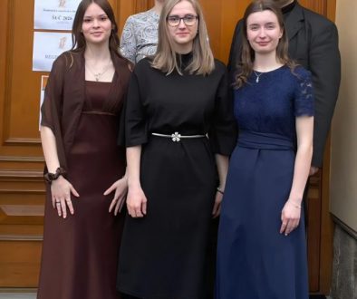 02-Spolocna-fotka-pred-budovou