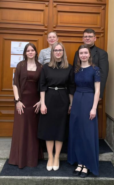 02-Spolocna-fotka-pred-budovou